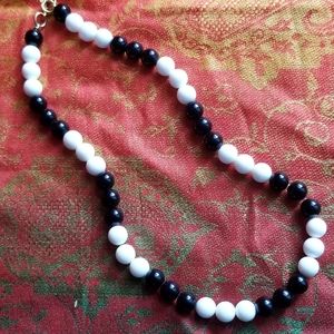 Vintage necklace black and white bead choker